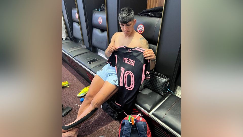 El delantero mexicano del Sporting Kansas City, Alan Pulido, presumió en sus redes sociales que se quedó con el jersey de Lionel Messi tras el partido contra Inter de Miami en la MLS.