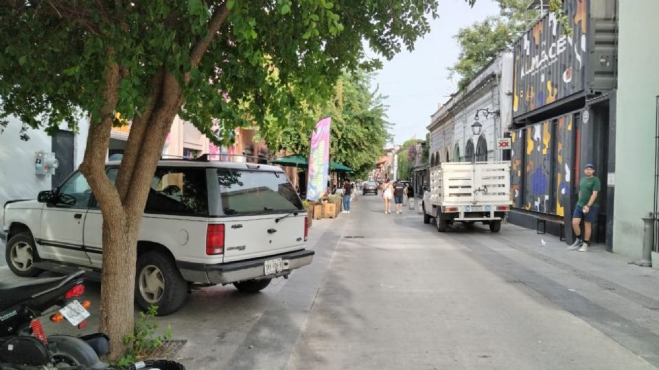 Movilidad en calle Morelos, en Barrio Antiguo, es obstruida por automóviles estacionados.