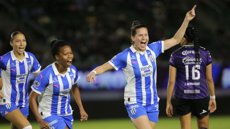 Merel Van Dongen festejando el tercer gol de Rayadas ante Mazatlán.