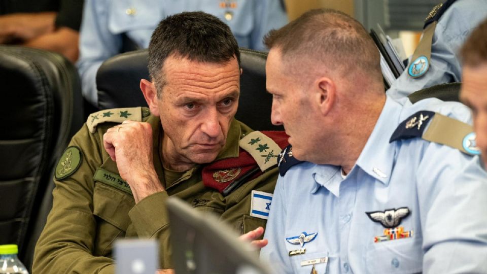 El jefe del Estado Mayor del Ejército de Israel, Herzi Halevi (i), y el mayor general de las Fuerzas Aéreas de Israel, Tomer Bar (d), conversan | EFE/ Fuerzas De Defensa De Israel