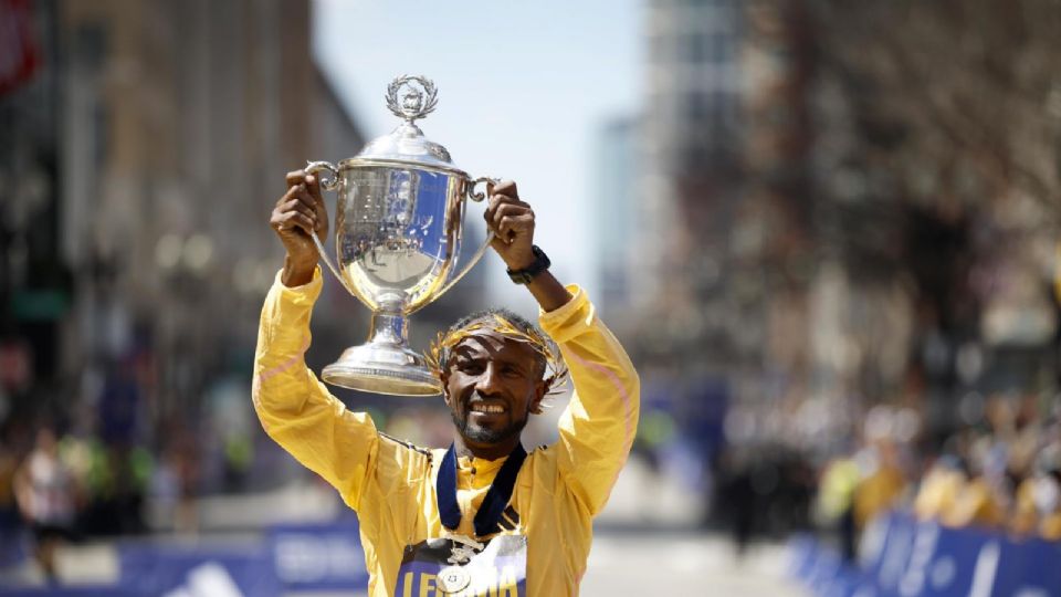 El etíope Sisay Lemma conquistó este lunes la 128 edición del Maratón de Boston y destronó al doble campeón, el keniano Evans Chebet