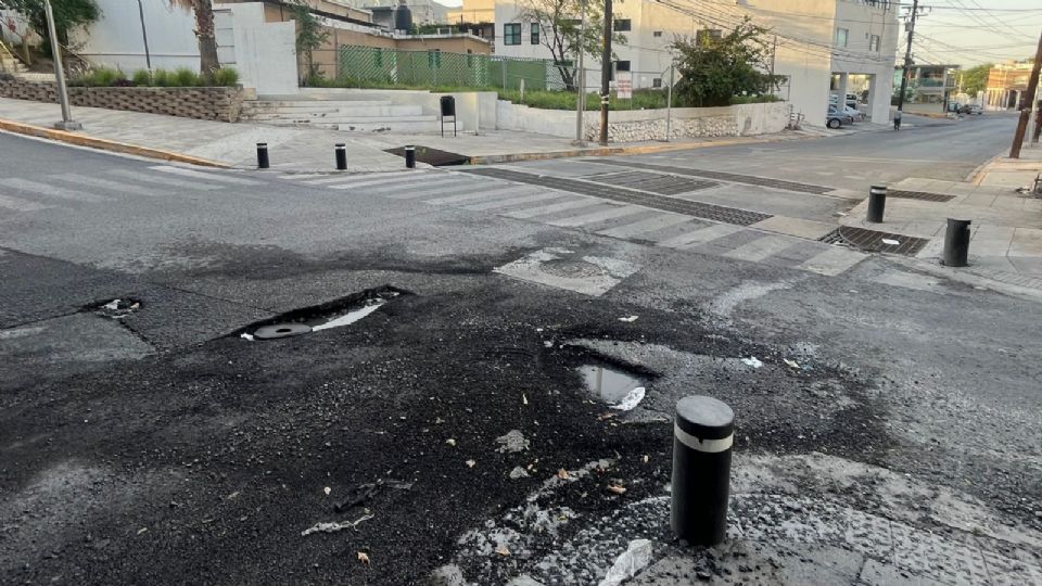 Bache en el cruce de Plutarco Elías Calles y Alfonso Reyes.