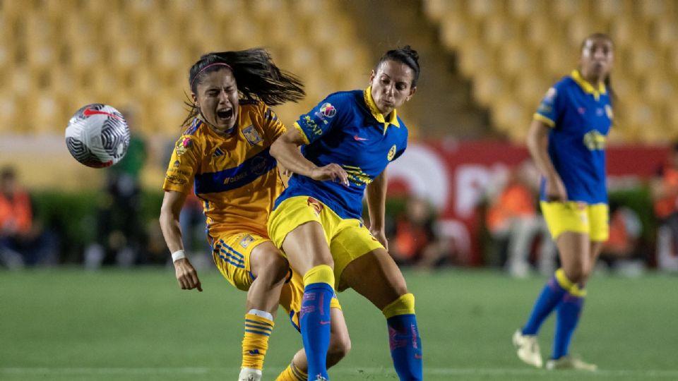 Lizbeth Ovalle de Tigres disputa el balón Aurelie Kaci.