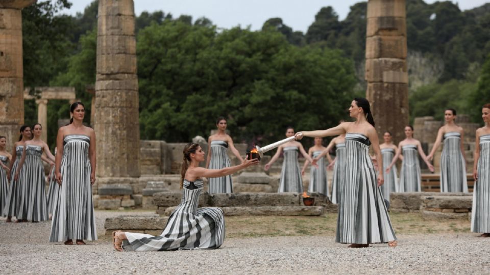 En las ruinas de la antigua Olimpia se celebró el tradicional encendido de la antorcha olímpica, dando inicio al recorrido de la llama que iluminará los Juegos Olímpicos de París 2024.