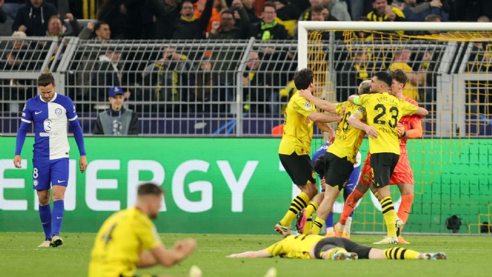 Los jugadores del Dortmund celebran después del partido de vuelta de los cuartos de final de la UEFA Champions League entre el Borussia Dortmund y el Atlético de Madrid.