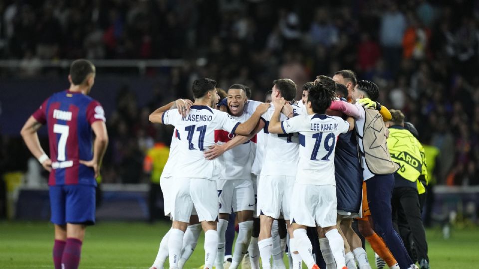 Los jugadores del PSG celebran la victoria y la clasificación para semifinales tras el partido de vuelta de los cuartos de final de la Liga de Campeones ante el Barcelona