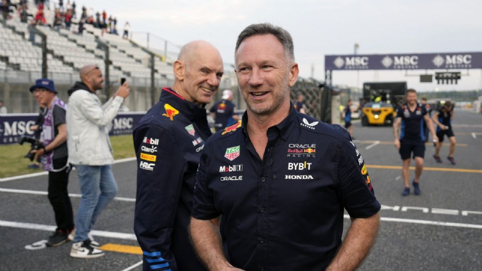 El jefe de equipo de Red Bull Racing, Christian Horner (izquierda), y el director técnico, Adrian Newey, sonríen en la pista después de una foto de equipo tras el Gran Premio de Japón de Fórmula Uno.