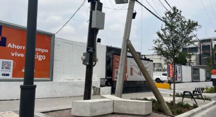 Ante peligro de caer, detienen poste de CFE ¡con otro poste! en Centrito Valle, San Pedro