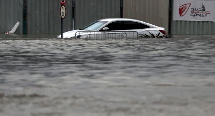 Muere adulto mayor al ser arrastrado por el agua tras inundaciones en Emiratos Árabes