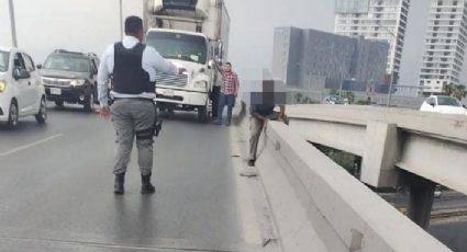 Policías evitan tragedia en puente de avenida Alfonso Reyes, en Monterrey