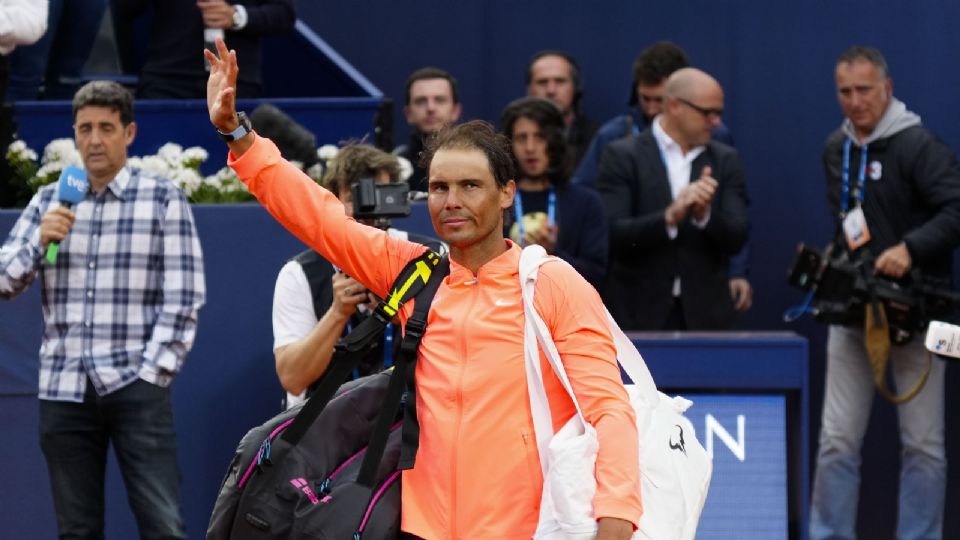 El tenista español Rafael Nadal se despide del público tras perder contra el australiano Álex de Miñaur en la segunda ronda del Barcelona Open