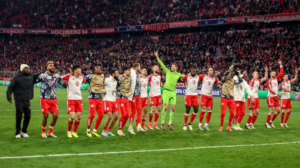 Los jugadores del Bayern celebran con los aficionados después del partido de vuelta de los cuartos de final de la Liga de Campeones de la UEFA entre el Bayern de Múnich y el Arsenal.