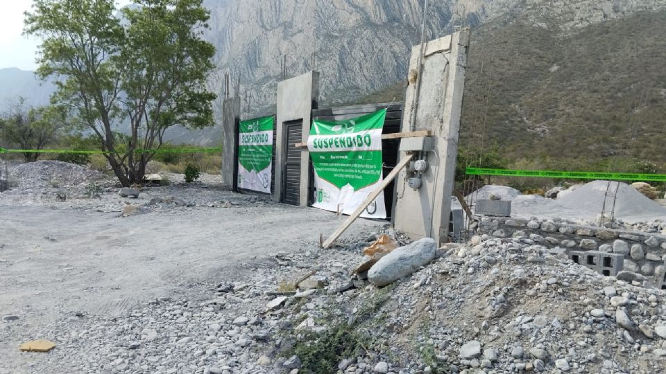 Estado incautó camiones con cargamento de construcción y clausuró predios donde se hacían obras ilegales en La Huasteca .