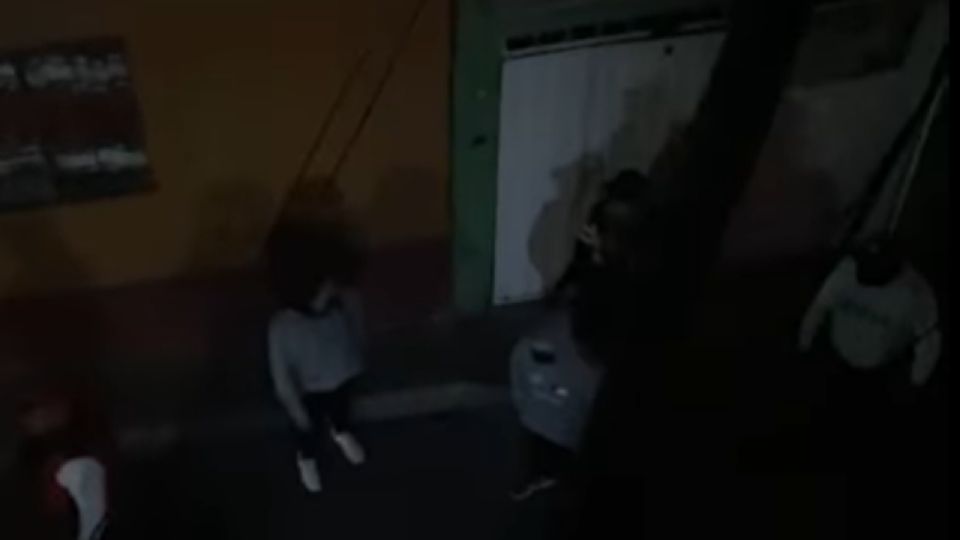 Imagenes del video donde el grupo de sujetos dispara en contra de los vecinos.