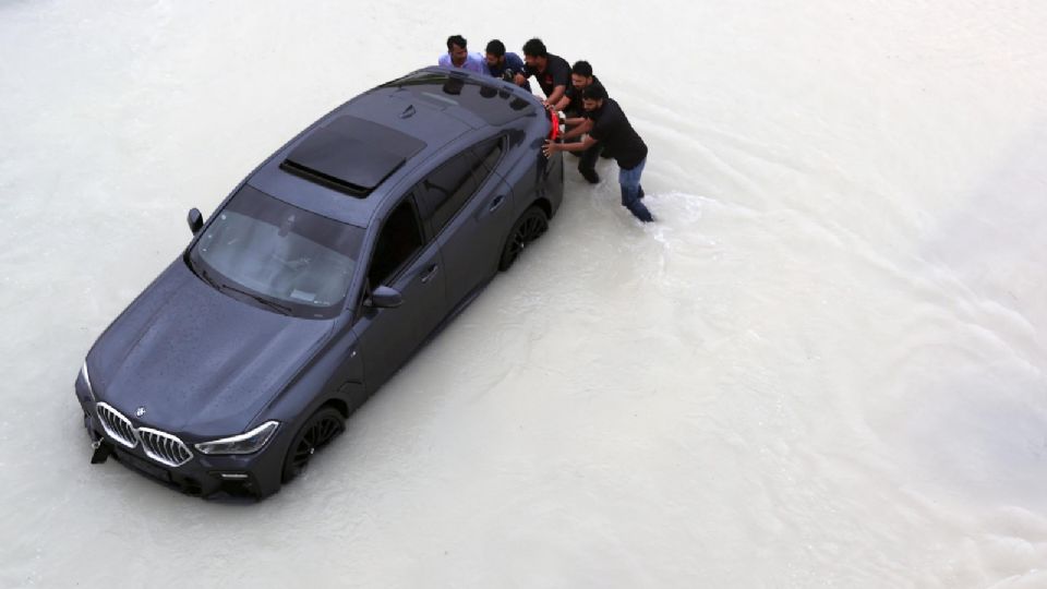 Las lluvias han sido tan fuertes que cientos de autos han quedado varados.