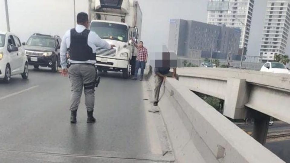 Policías evitan que hombre se lance de puente en Monterrey.