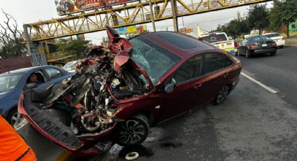 Auto se impacta con muro y dos resultan lesionados en avenida Fidel Velázquez