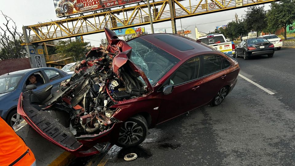 Auto se impacta contra camellón en avenida Fidel Velázquez