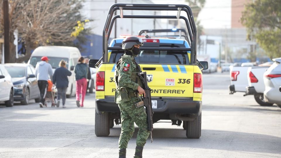 Elemento del Ejército custodia calles en Monterrey