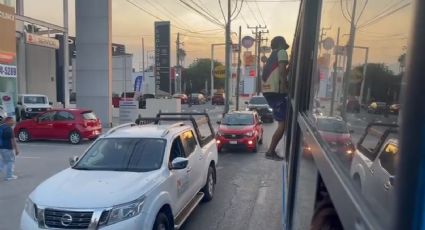 VIDEO: Ante el tráfico, joven sale por la ventana de un camión de la Ruta 116 en Monterrey