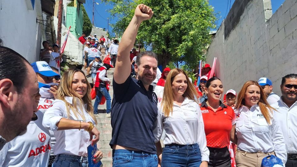 Adrián de la Garza junto a su equipo de trabajo en la colonia Independencia