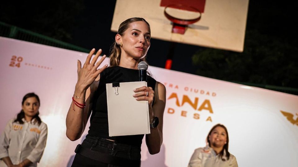 Mariana Rodríguez en actos de campaña