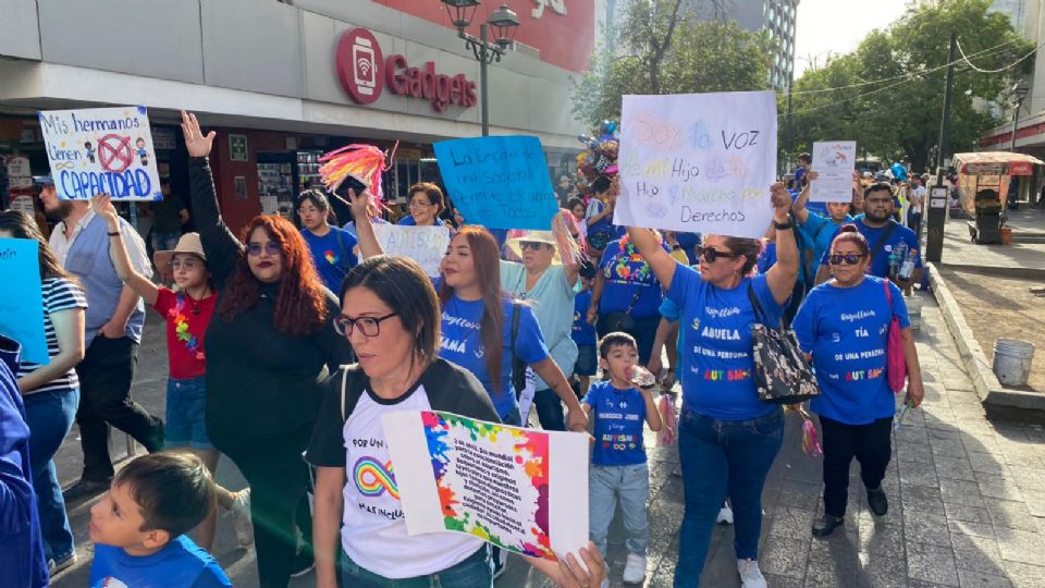 Personas marchando en el corredor Morelos, centro de Monterrey.