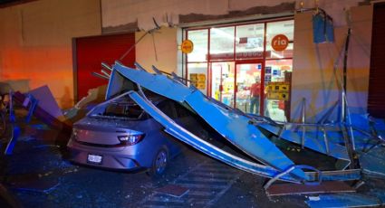 Cae anuncio panorámico sobre auto en Monterrey