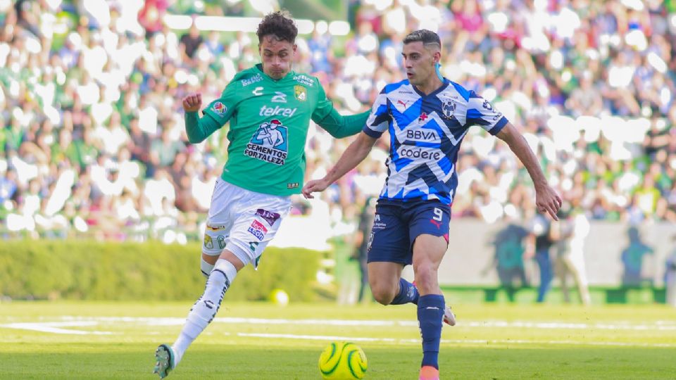 Germán Berterame en acción ante el León.