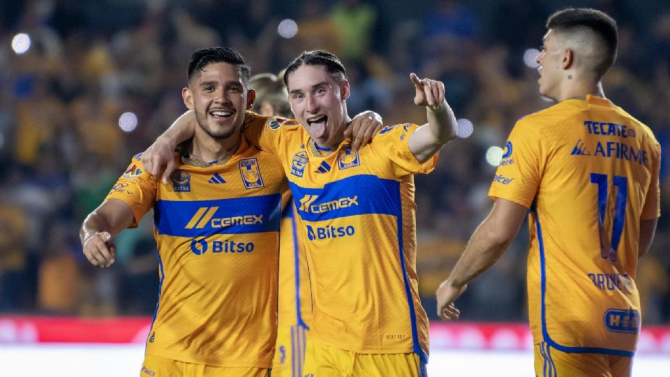 Marcelo Flores y Jesús Garza festejando la goleada ante Necaxa.