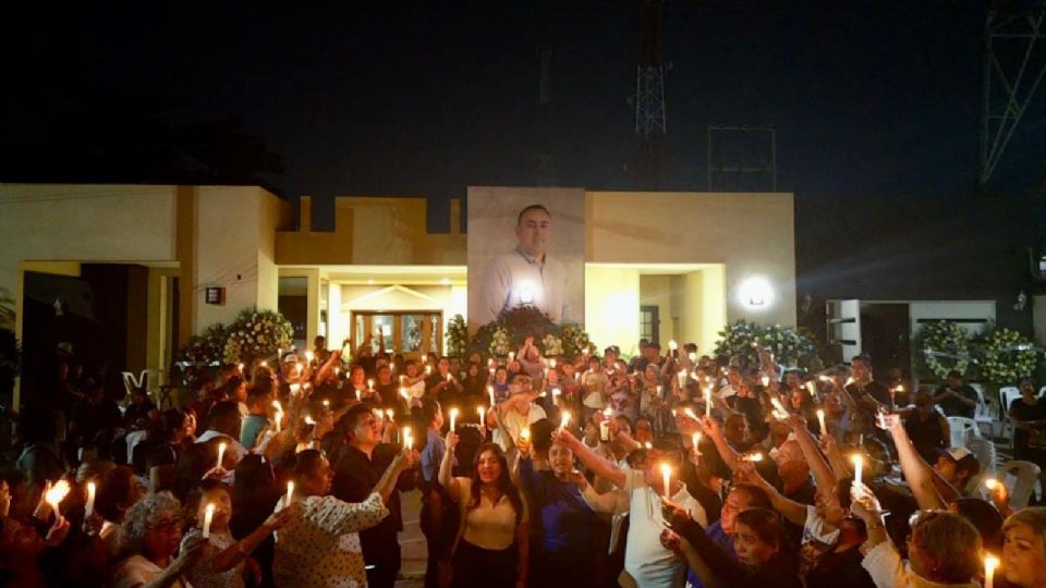 Habitantes de Cd. Mante, Tamaulipas velan el cuerpo del candidato Noé Ramos Ferritiz.