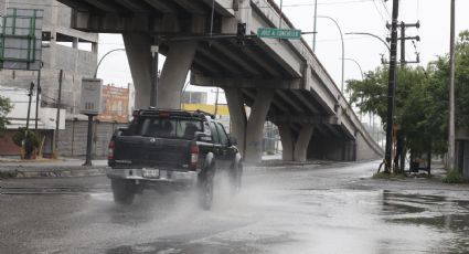 Lluvias en NL provocan cortocircuitos, choques y árboles dañados