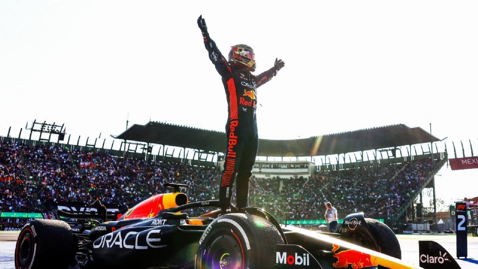 Max Verstappen festejando la victoria en el Gran Premio de China.