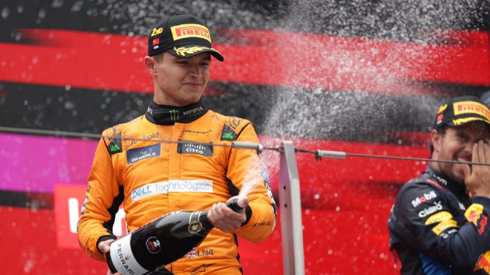 Lando Norris festejando su segundo lugar en el Gran Premio de China 2024.