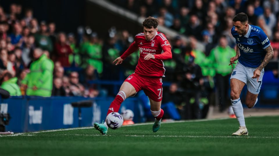 El Nottingham Forest acusó al colegio de árbitros de la Premier League de haber puesto a un aficionado del Luton Town al cargo del VAR.