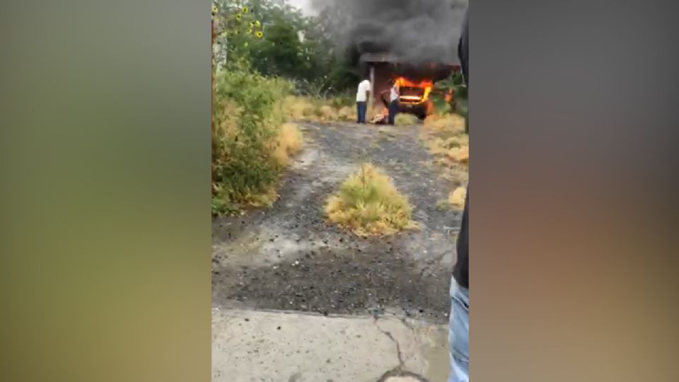 Incendio en el auto ubicado en una casa de Hualahuises, Nuevo León.