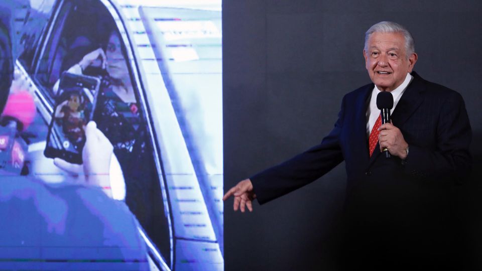 Andrés Manuel López Obrador, habla durante una rueda de prensa matutina este lunes en el Palacio Nacional | EFE/Sáshenka Gutiérrez