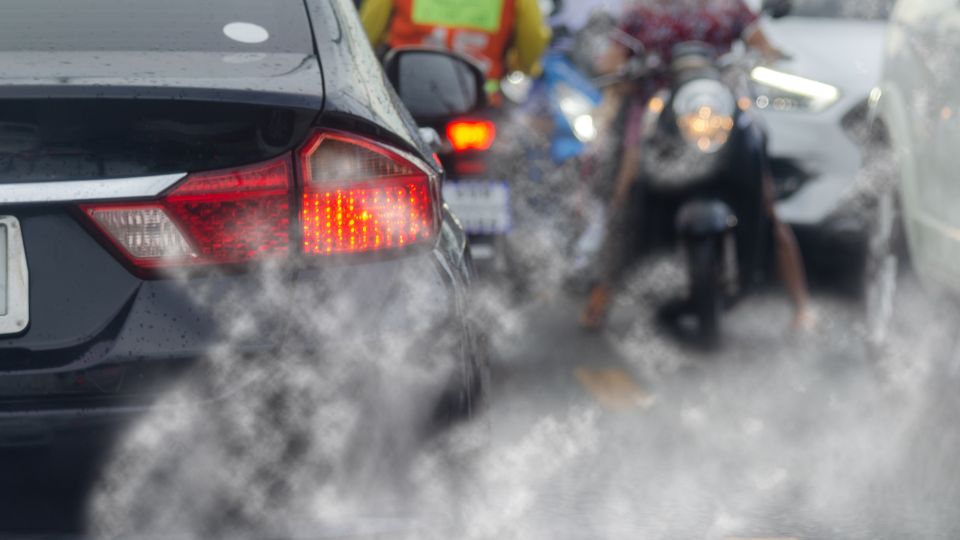 Autos expulsando gases contaminantes