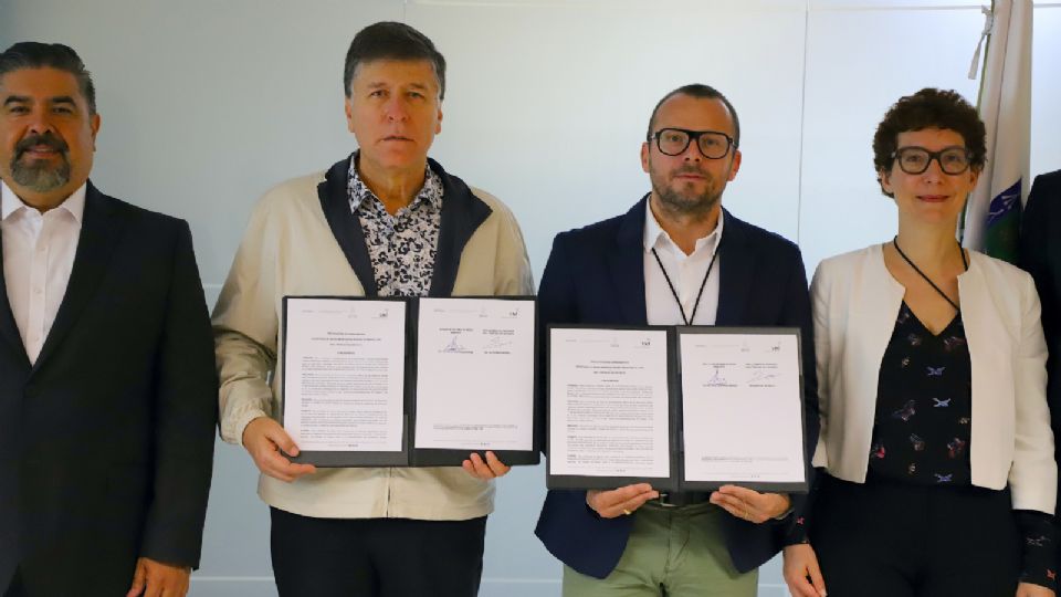 Firma del acuerdo entre Alfonso Martínez Muñoz, el embajador francés, Guillaume Pierre, y Anthony Kerihuel, de la empresa S3d L'énergie.