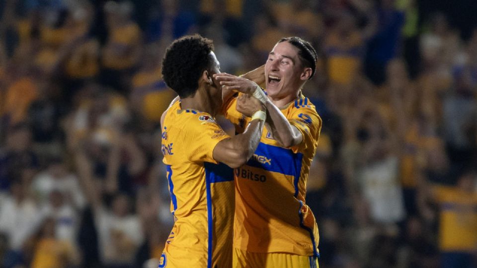 Marcelo Flores y Marcelo Herrera festejando sus goles ante Necaxa en el Clausura 2024.