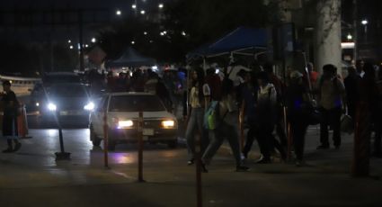 Dan servicio de 24 horas taxis piratas ubicados en la estación Sendero