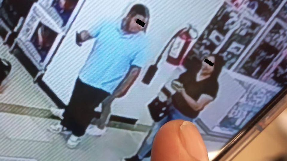 Pareja acusada de robar celular a niño con Síndrome de Down