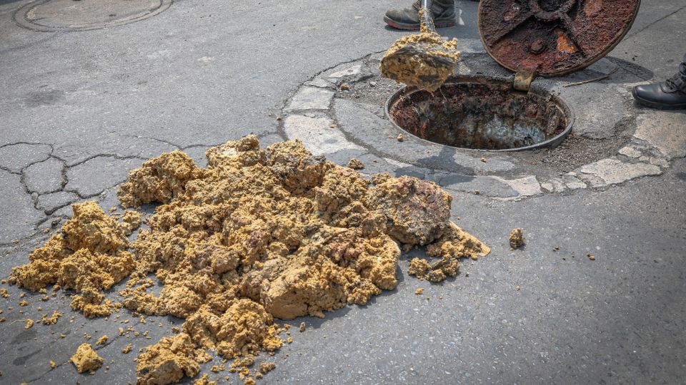 Material hallado en el drenaje sanitario de Monterrey | X  / @ayd_monterrey