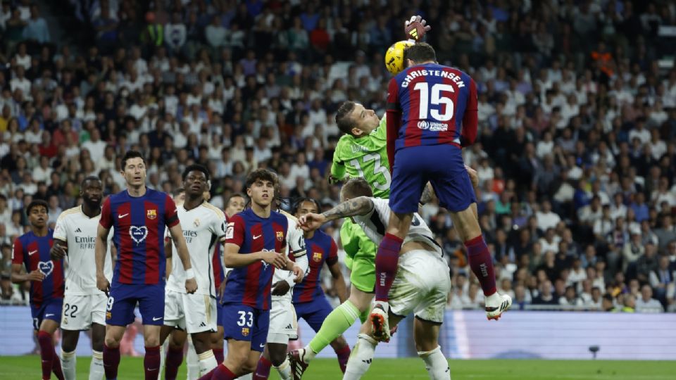 El defensa danés del FC Barcelona, Andreas Christensen (d) remata de cabeza para marcar el 0-1 durante el partido de la jornada 32 de LaLiga EA Sports entre Real Madrid y FC Barcelona