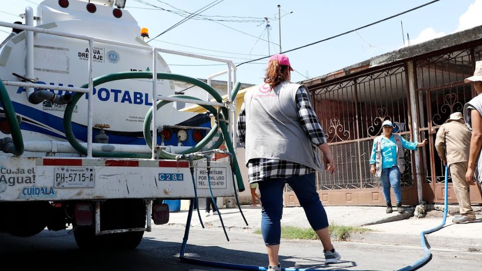 Pipas surten de agua a domicilios de la zona metropolitana