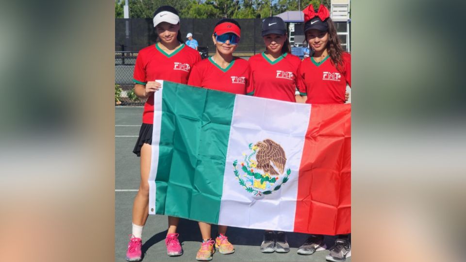 Montserrat Temprana (izq) junto a la selección femenil sub 14.