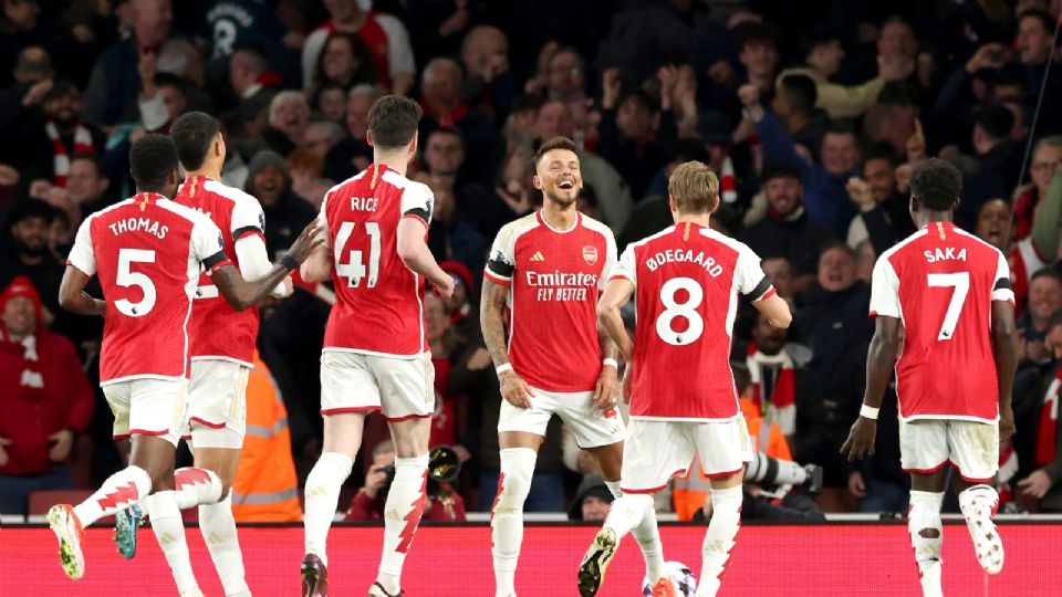 Ben White (C) del Arsenal celebra con sus compañeros de equipo después de marcar durante el partido de fútbol de la Premier League del Arsenal FC contra el Chelsea FC.