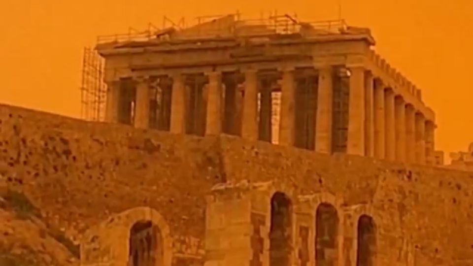 Atenas se tiñe de naranja por polvo del Sahara.