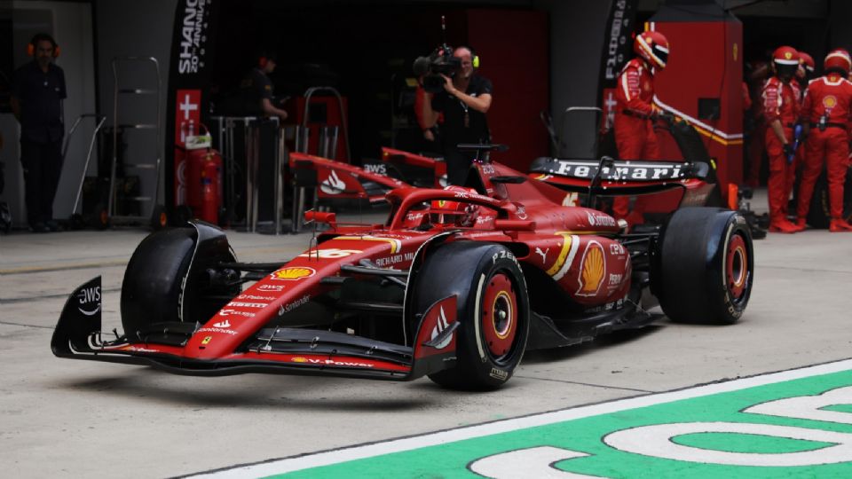 El piloto de Scuderia Ferrari, Charles Leclerc, en los boxes durante el Gran Premio de China de Fórmula Uno.