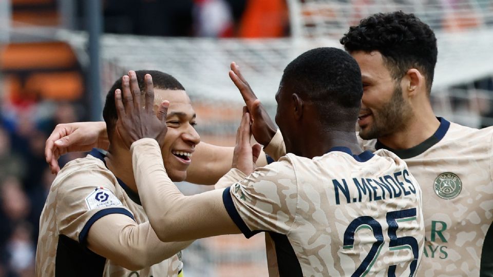 Kylian Mbappé (izquierda) del PSG celebra con sus compañeros de equipo después de marcar durante el partido de fútbol de la Ligue 1 entre el FC Lorient y el Paris Saint-Germain.